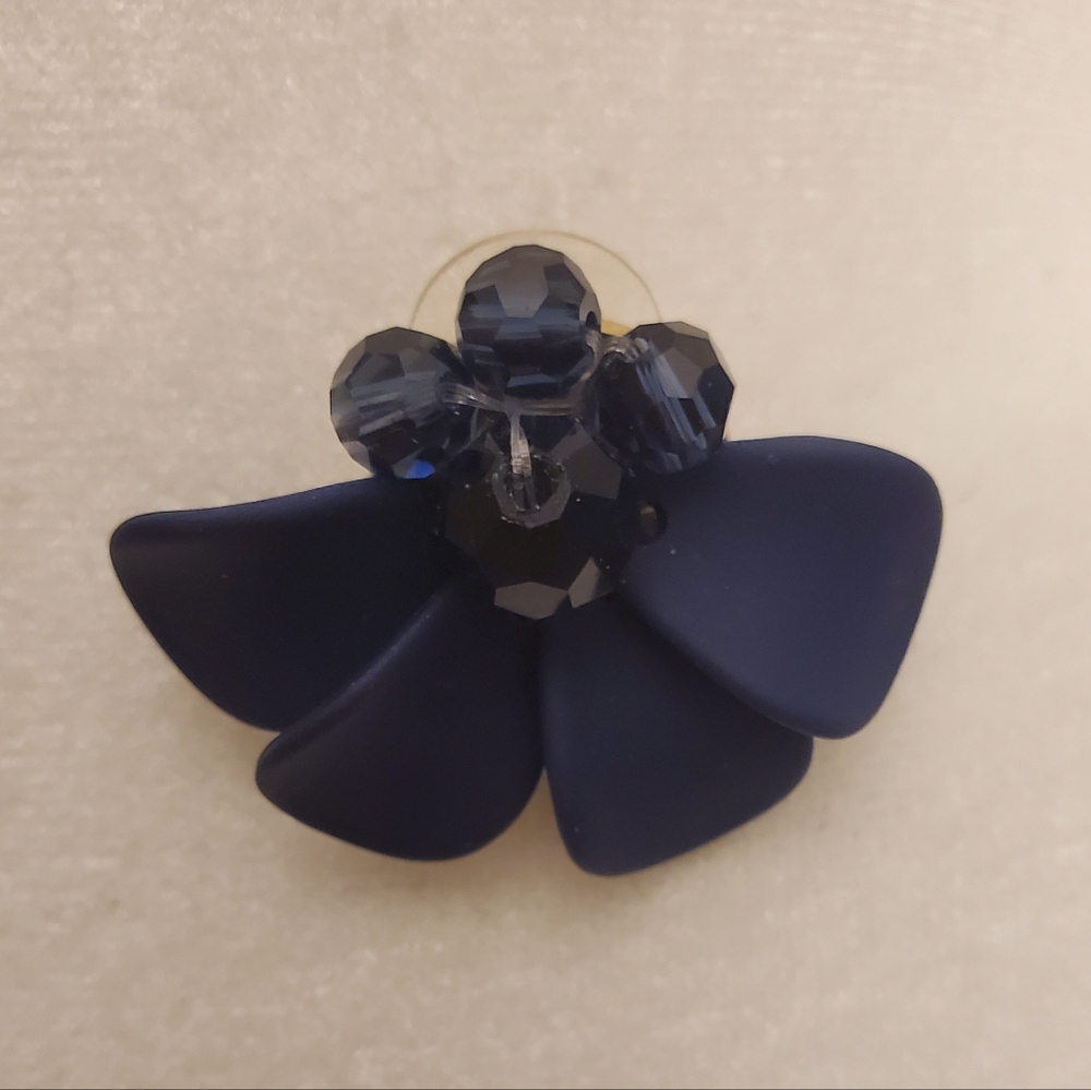 Elegant Navy Floral Necklace and Pierced Earrings Set - Picture 5 of 5